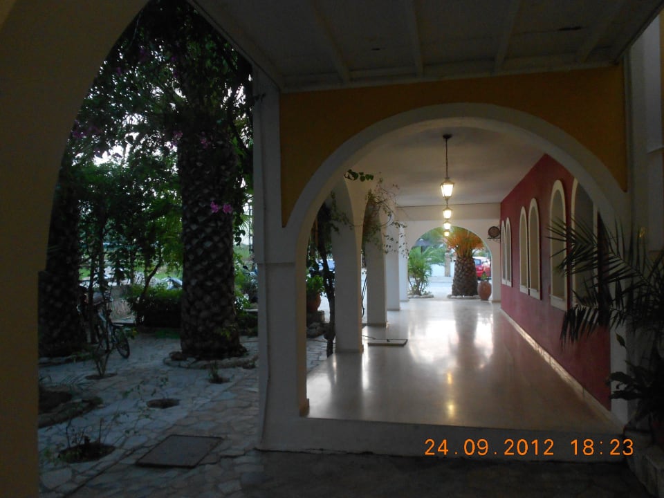 Überdachte Zone - Weg zum Frühstücksbuffet Porto Koukla Beach