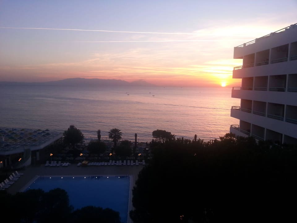 Sonnenuntergang im Oktober vom Hotelzimmer aus. Hotel Grand Efe