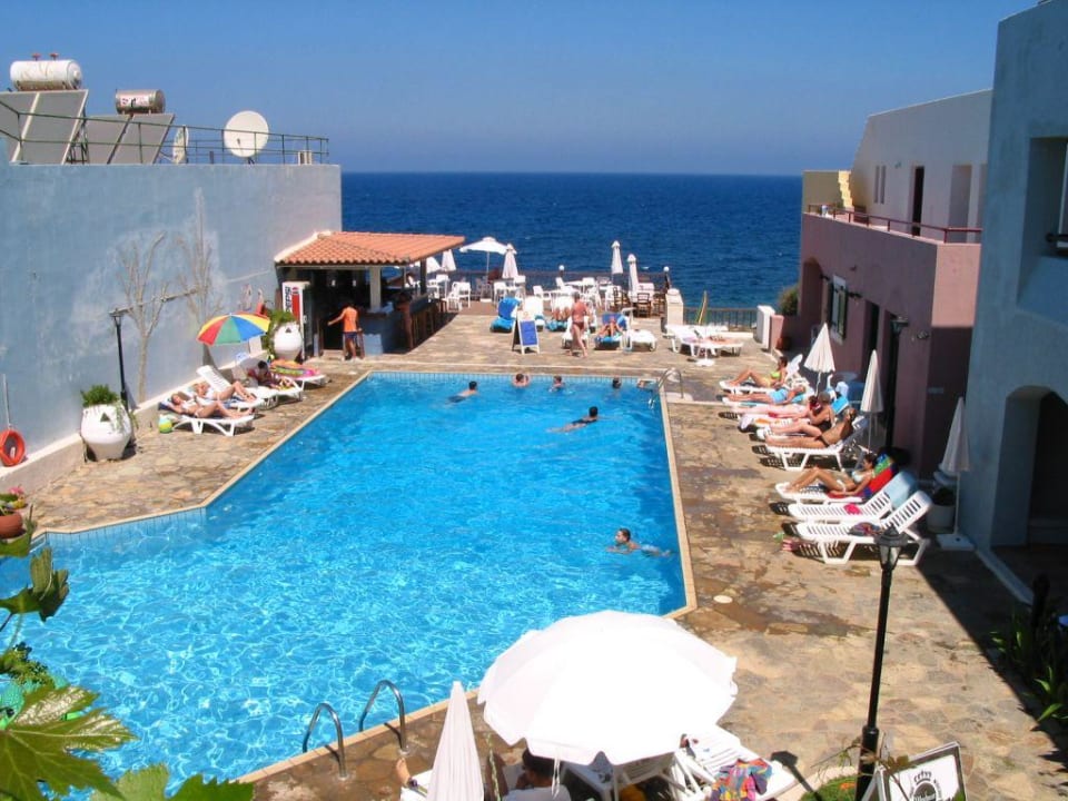 Blick vom Hauptgebäude über den Poolbereich Hotel Sissi Rock