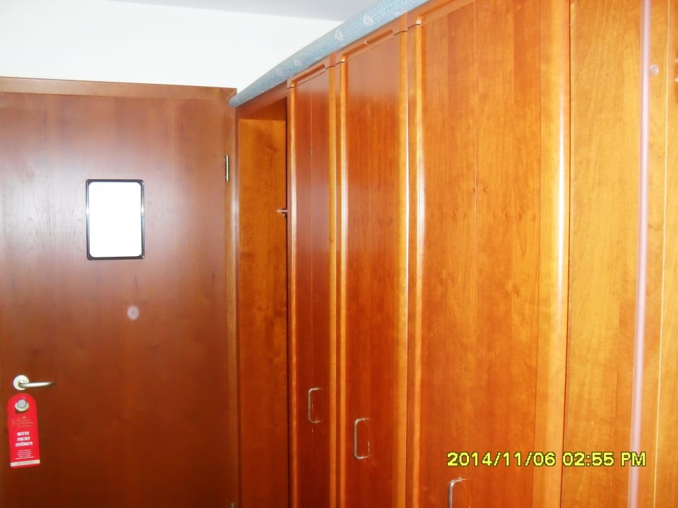 Zimmereingang mit Schrank Hotel Kaiserhof Victoria