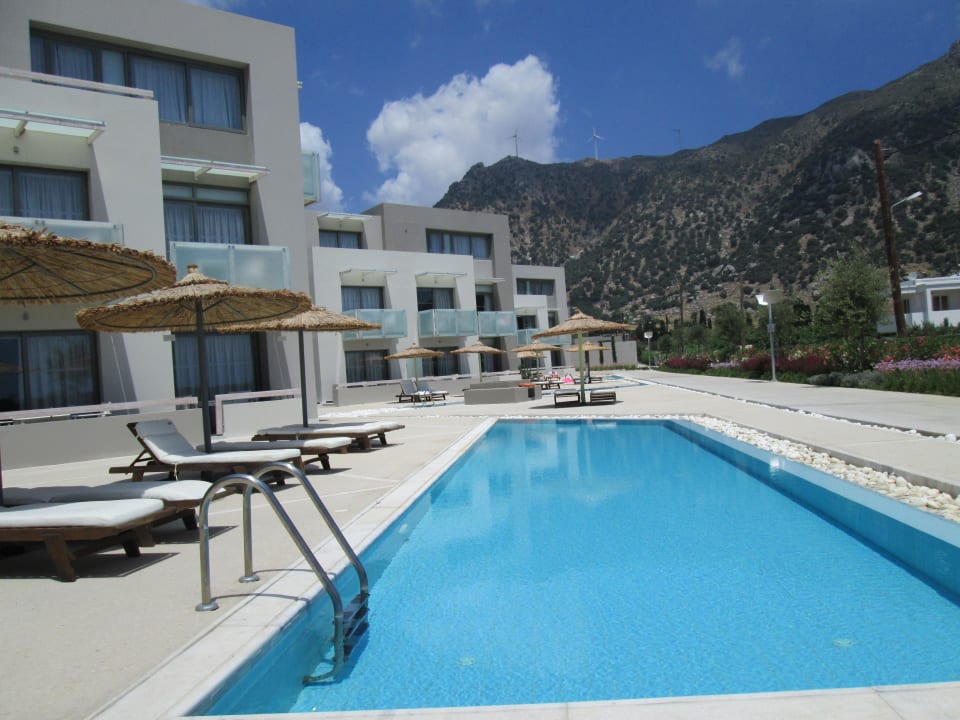 Kleine Pool neben die Gebaude, ganz ruhig Akti Palace Resort & Spa