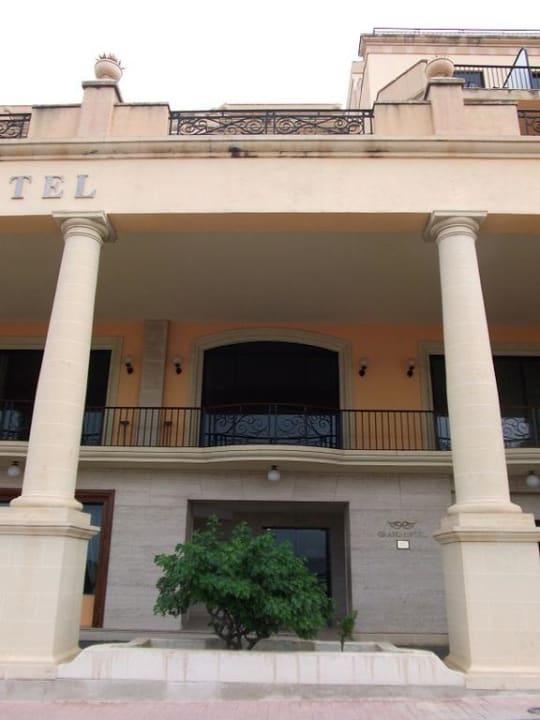 Eingang Grand Hotel Gozo