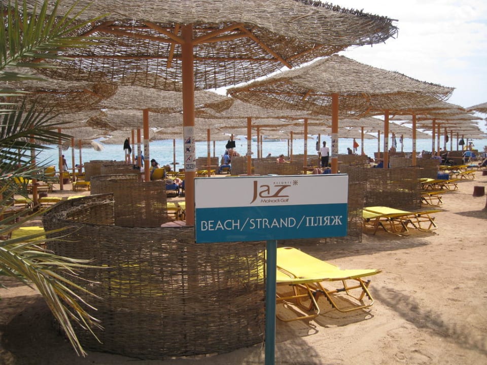 Sonnenschirmreihen Hotel JAZ Makadi Star & Spa