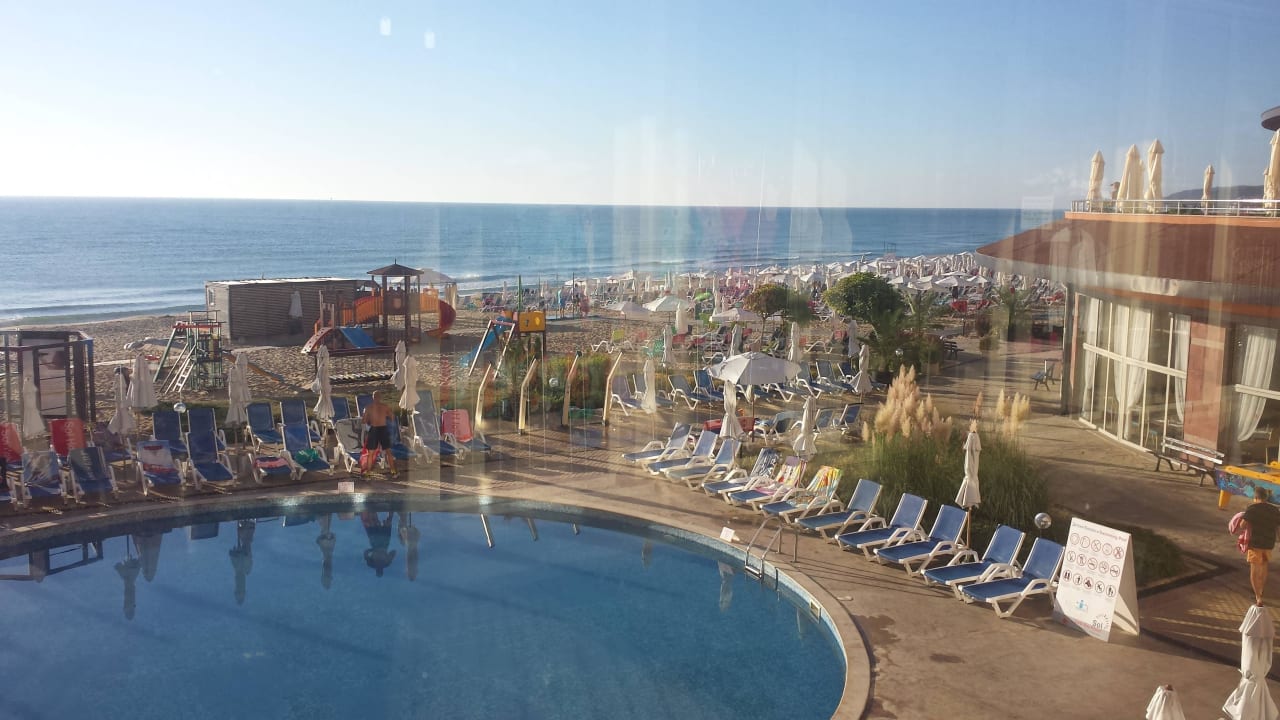 Einer der 2 Pools (Kinderpool) / Ausblick vom Flur Sol Luna Bay