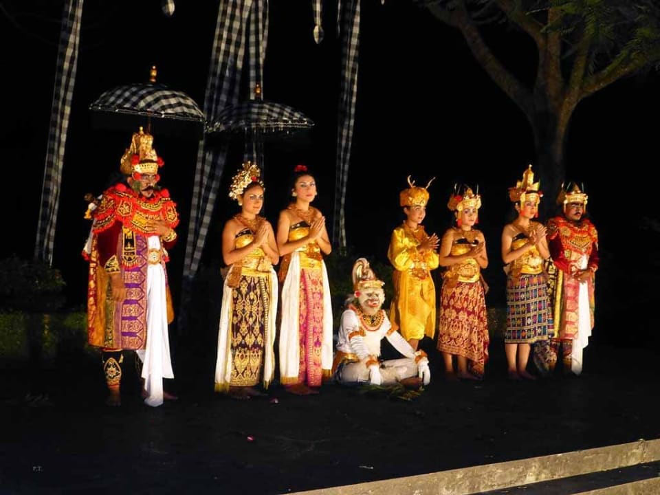 Tanz beim Themenbuffet Maya Ubud Resort & Spa Bali