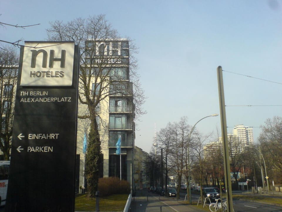 Außenansicht mit Werbeschild NH Berlin Alexanderplatz