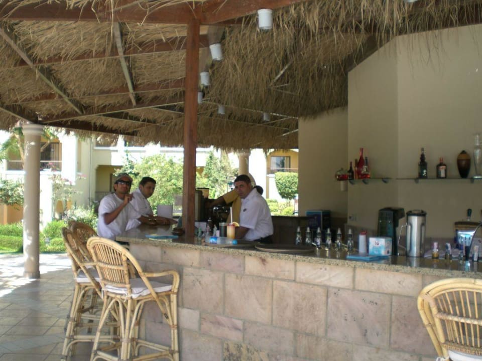 Poolbar mit Manchen der Hotelbesatzung Hotel JAZ Makadi Star & Spa