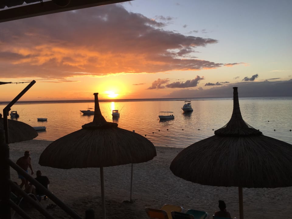 Sonnenuntergang am Strand Pearle Beach Resort & Spa