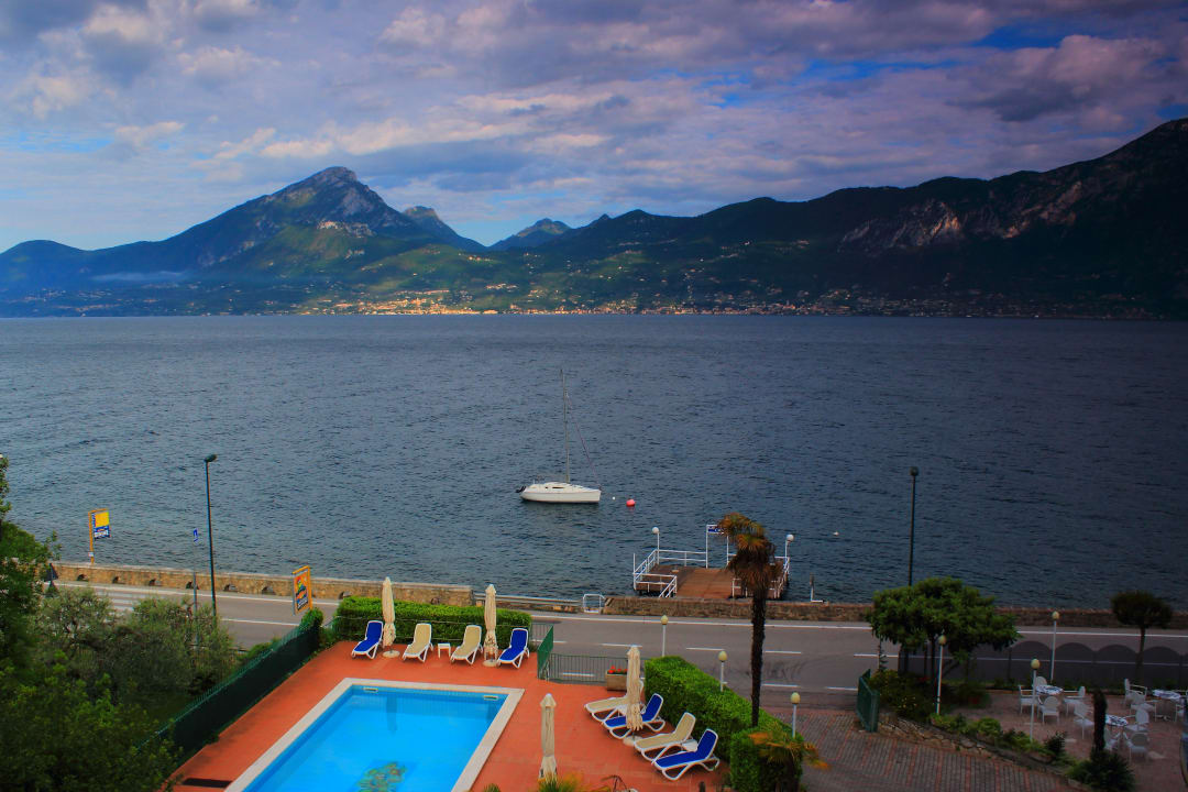 Der Blick vom Balkon auf den See Hotel Caribe - Garda Lake Collection