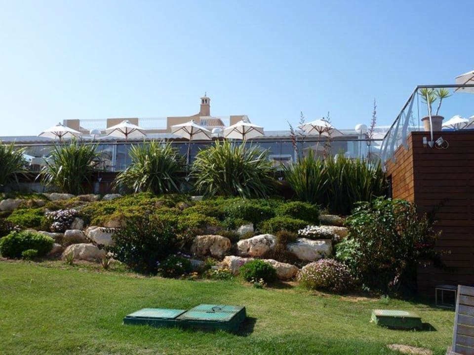 Wiese vor Innenpool mit Blick zum Lokal Vila Alba Resort