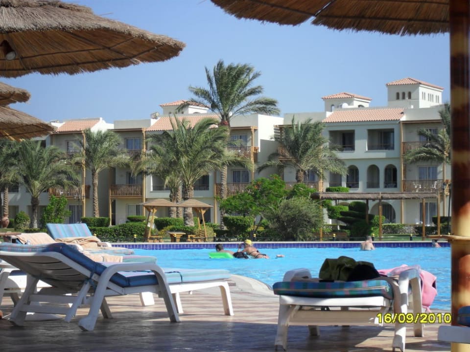 Blick vom Castello Pool auf die Zimmergebäude Pickalbatros Dana Beach Resort - Hurghada