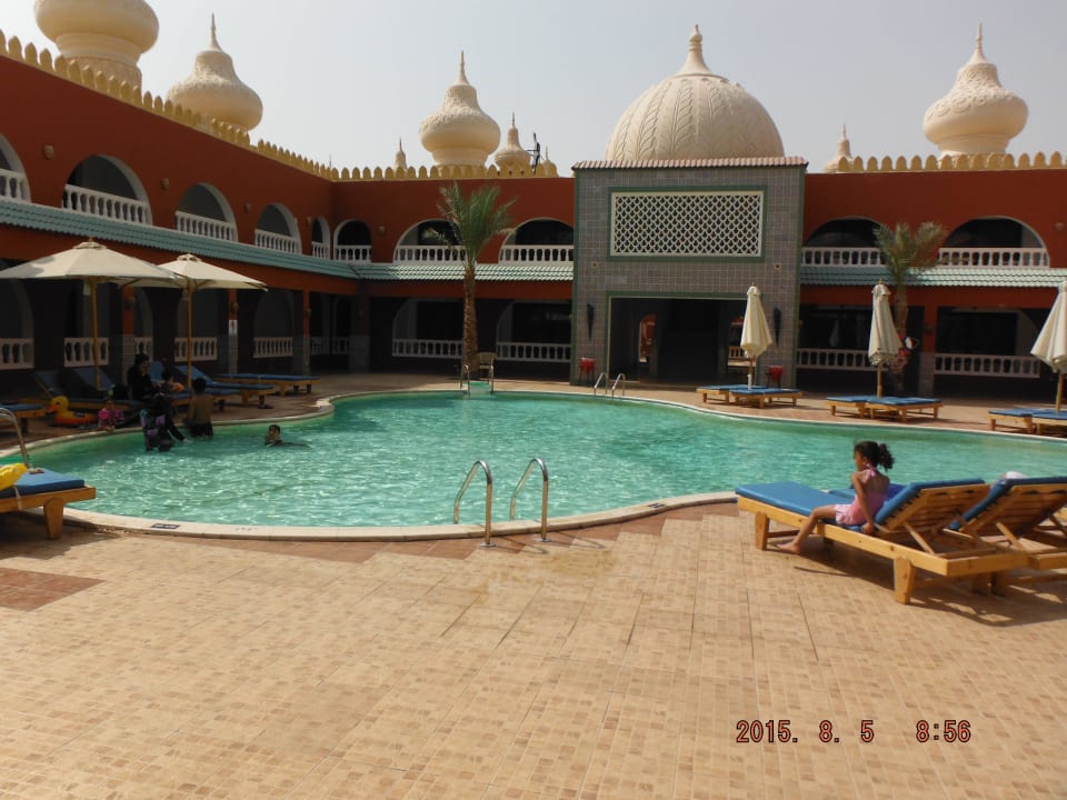 Jeden z małych basenów Pickalbatros Alf Leila Wa Leila Resort - Neverland Hurghada