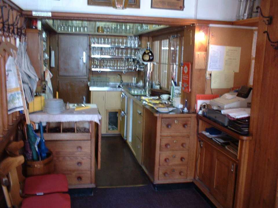 Schänke und Rezeption in einem Gasthof Butz