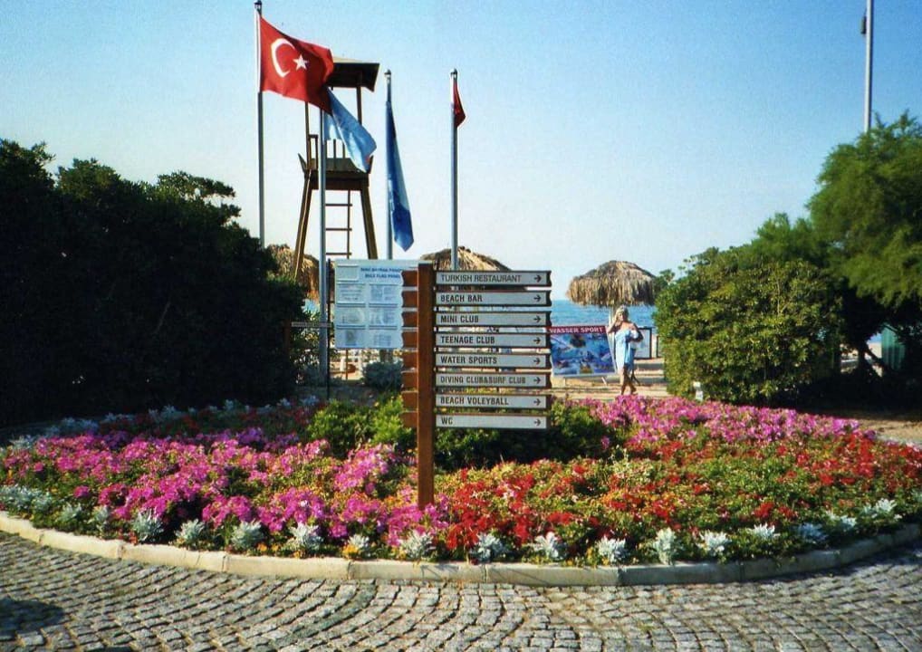 Wegweiser in einem schönen Blumenbeet Arcanus Hotels Sorgun