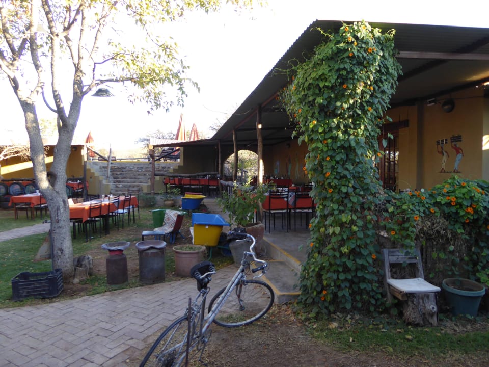 Innenhof Etosha Safari Camp