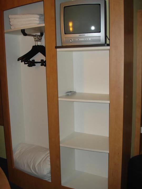 Schrank mit TV B&B Hotel Frankfurt-Hahn Airport