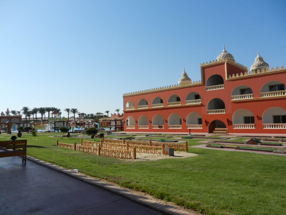 Minigolf mit Blick zum Kinderpool Pickalbatros Alf Leila Wa Leila Resort - Neverland Hurghada