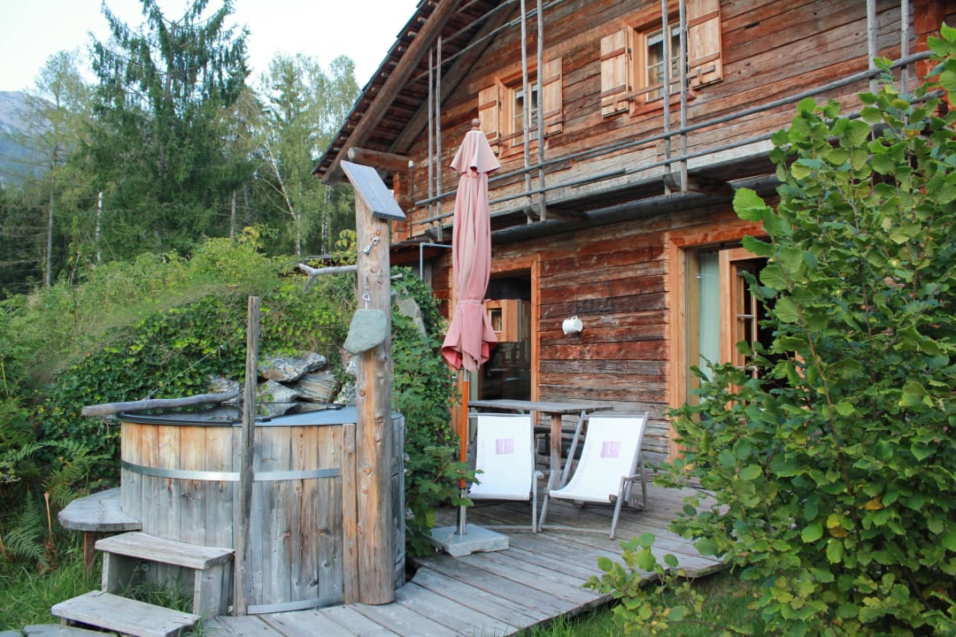 Garten mit Hot Tub PRIESTEREGG Premium ECO Resort