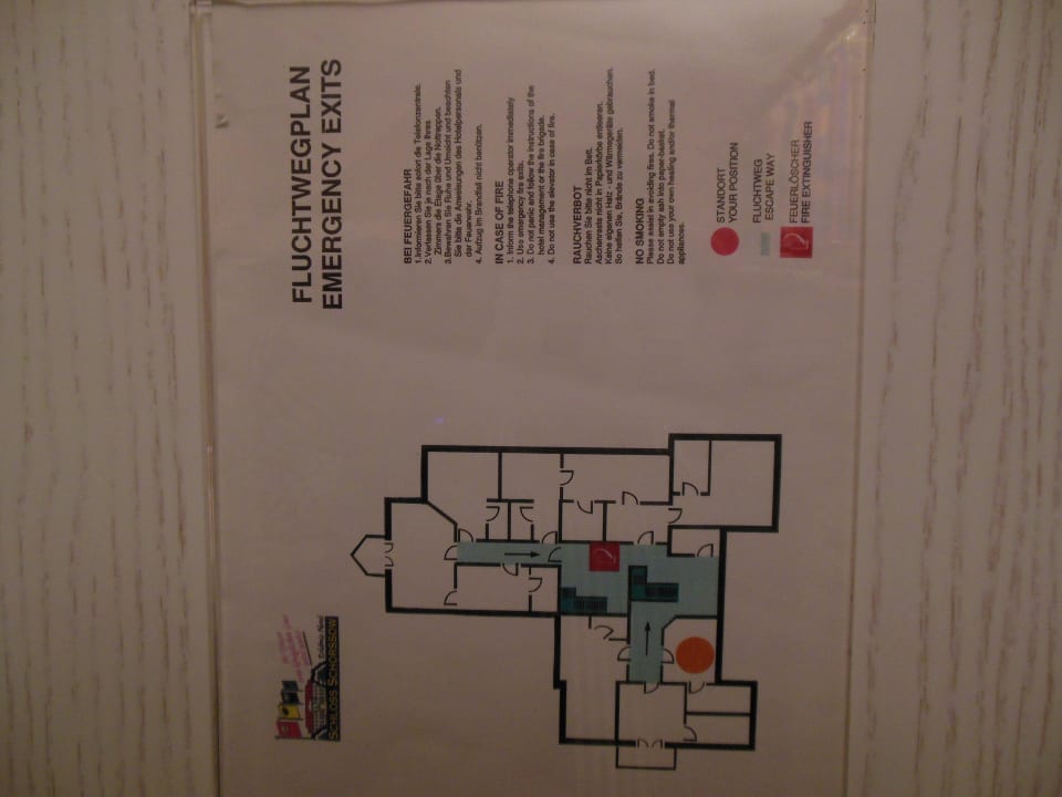 Fluchtwegplan seitenverkehrt an der Tür befestigt Seeschloss Schorssow