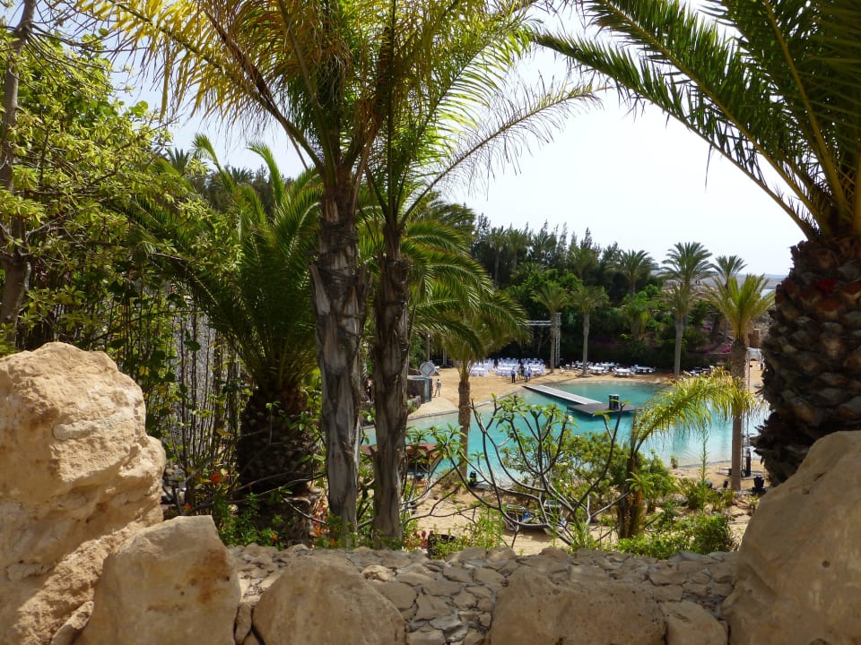 Blick vom Weg zur  Poolanlage am Meer  R2 Rio Calma Hotel & Spa & Conference