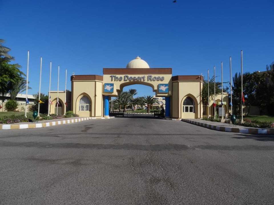 Haupteingang des Hotels Desert Rose