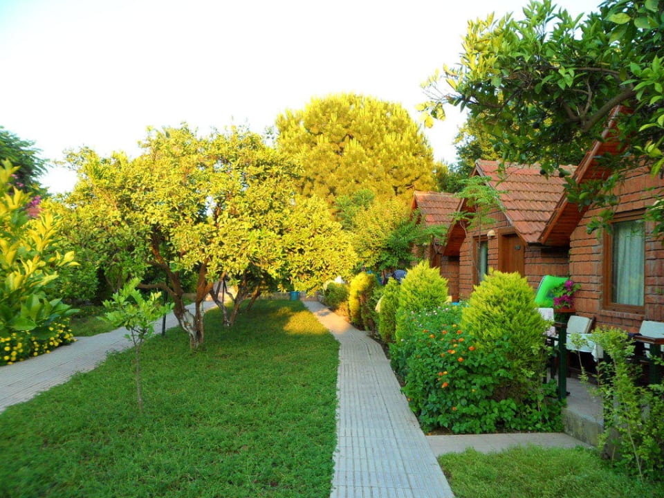 Pfade zwischen den Bungalows zum Hauptpool Can Garden Beach