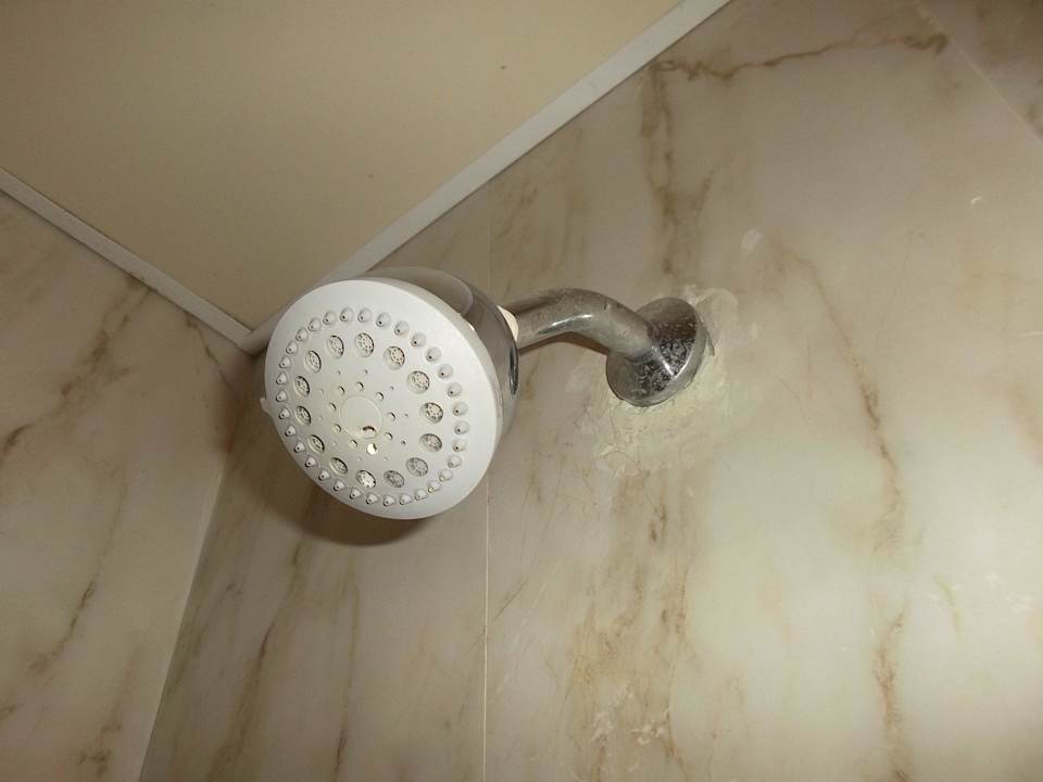 Dusche aus Wand gebrochen  Titanic Beach Spa & Aqua Park