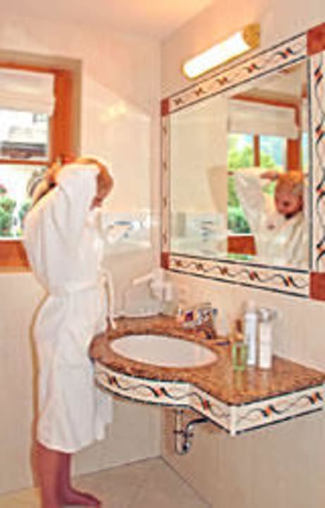 Badezimmer in einer Suite Hotel Tirolerhof