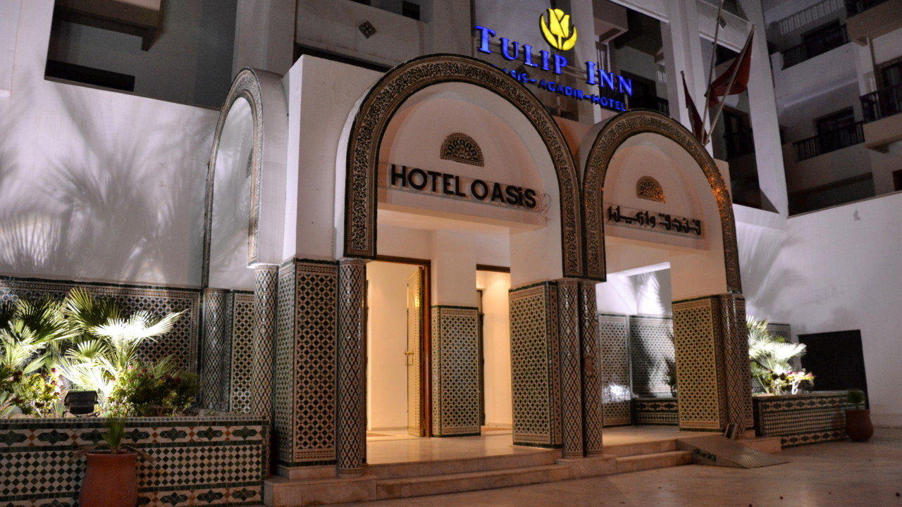 Hotel-Eingang am Abend Oasis Hotel & Spa