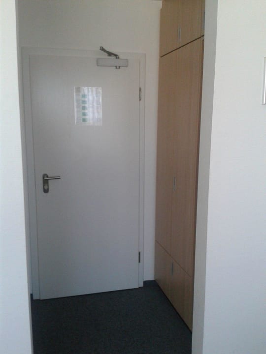 Zimmer - Eingang Schrank Flur Hotel Körner Hof