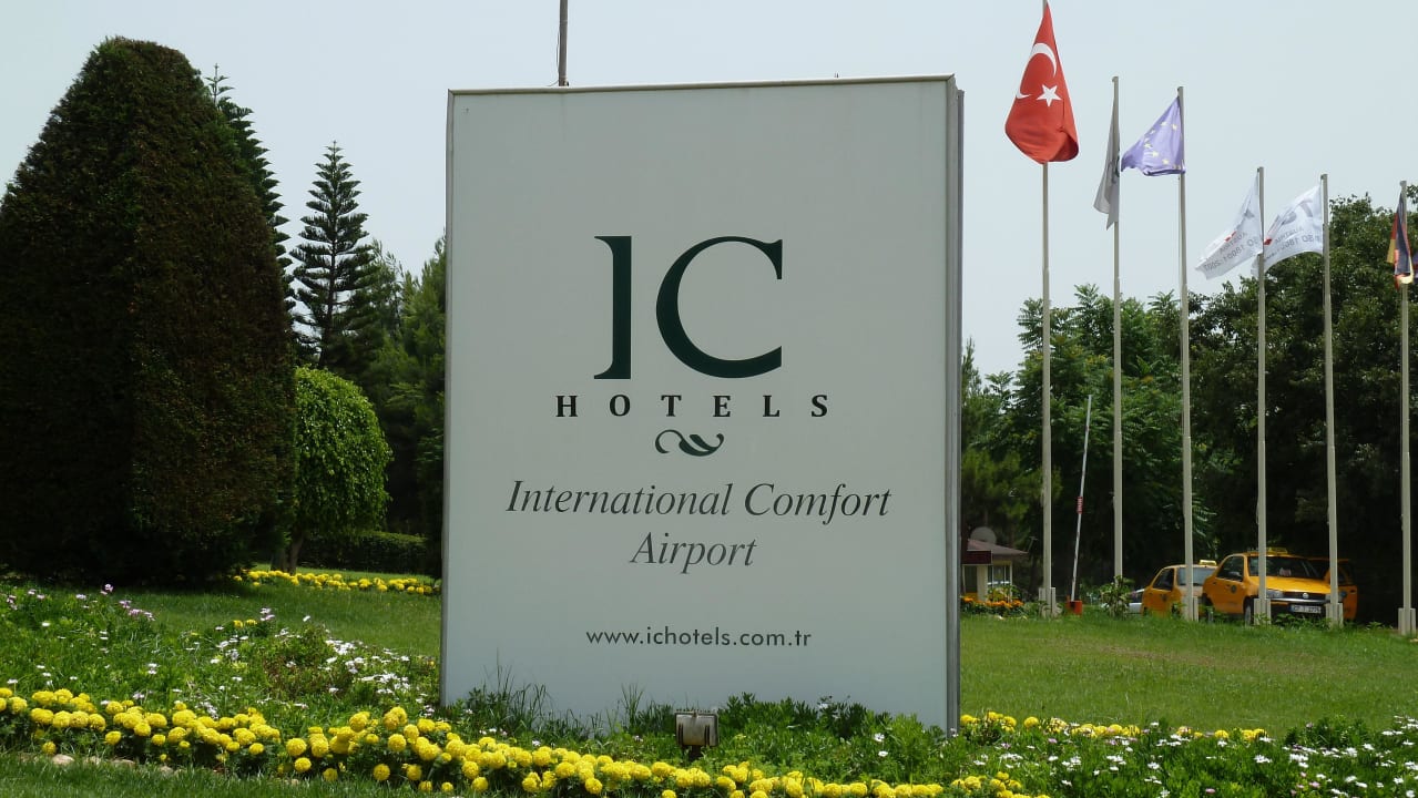 Logo der IC Gruppe an der Einfahrt IC Hotels Airport