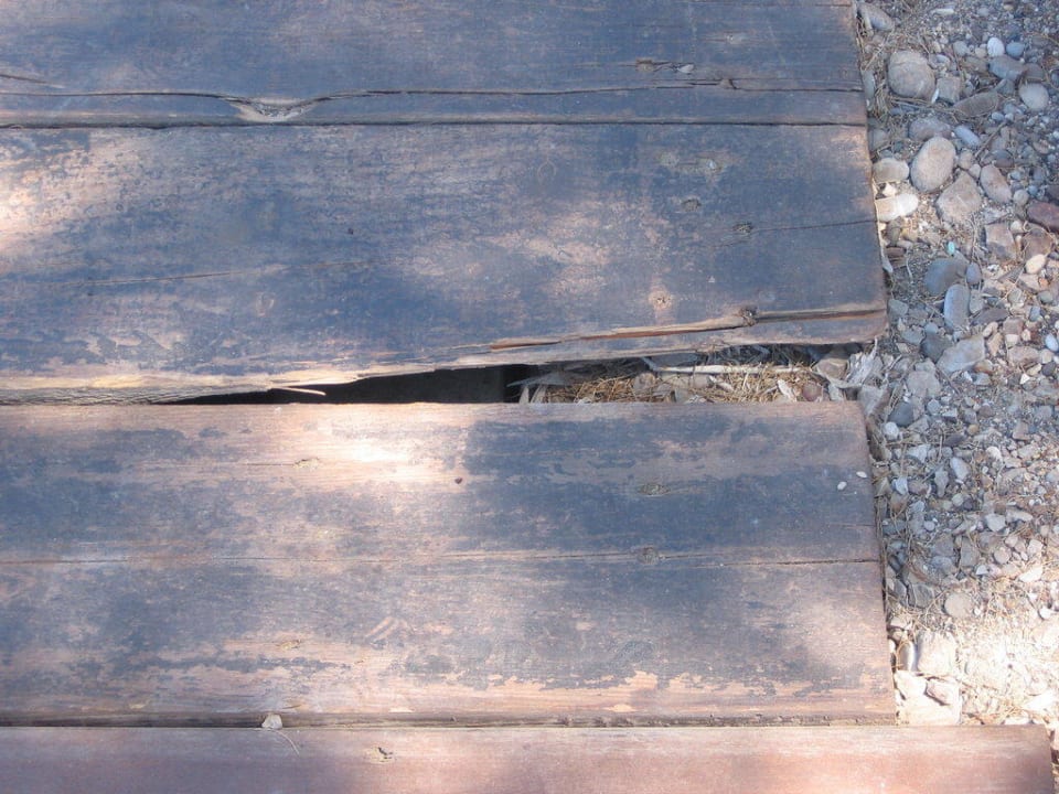 Maroder Holzsteg beim Pool Hotel Miramare Park