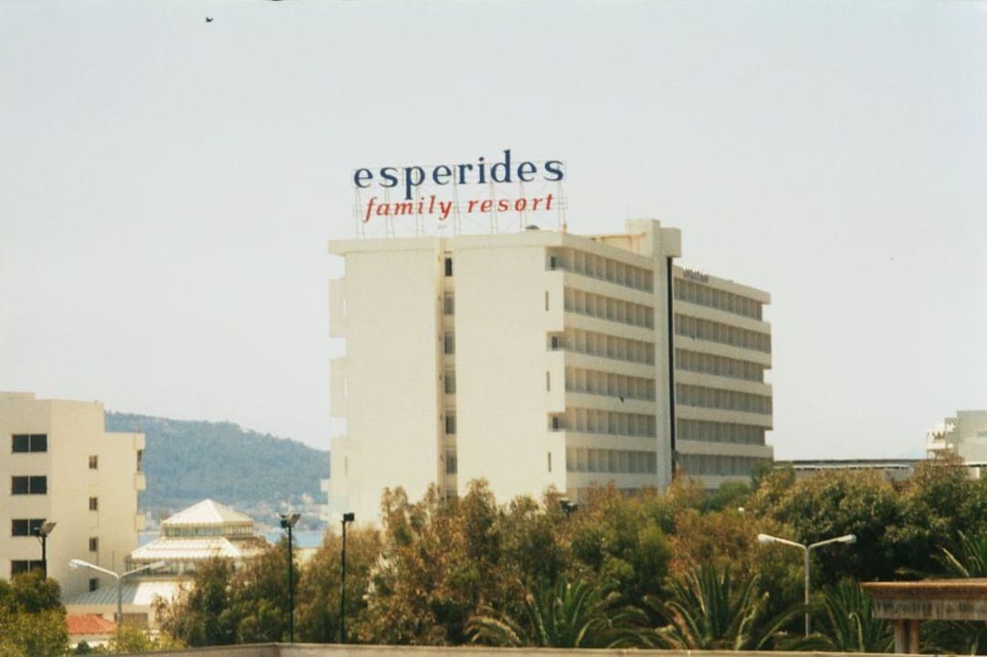 Hotelansicht von der Straße zum Wasserpark  Esperides Beach Resort