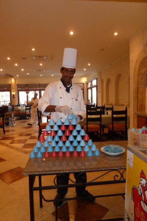 Ein Koch beim Stapeln der Eisbecher Pickalbatros Dana Beach Resort - Hurghada