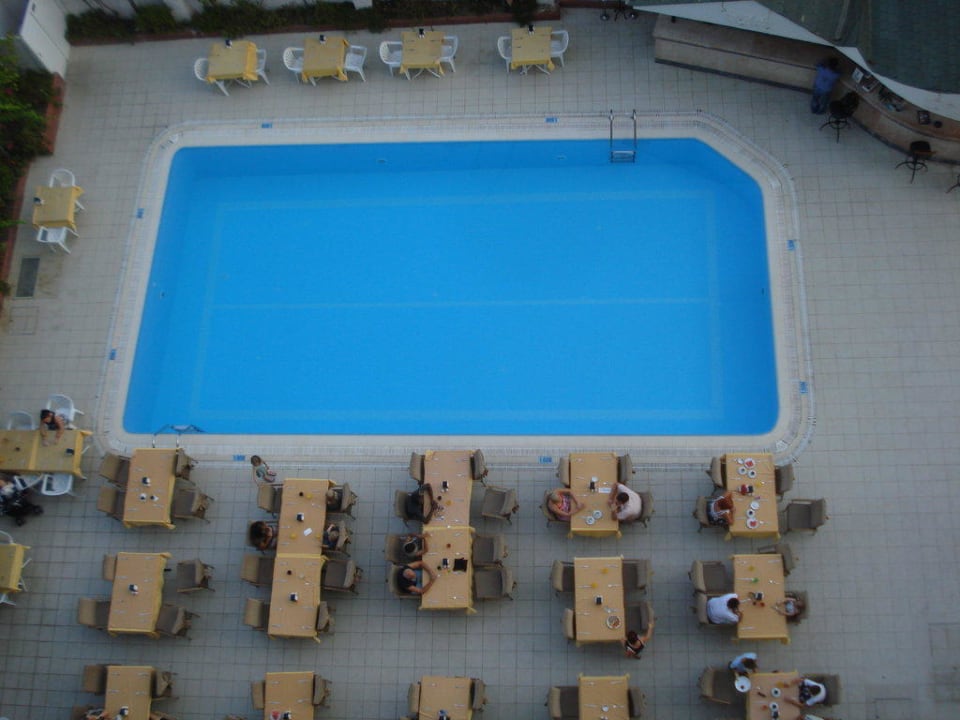 Pool und Restaurant am Abend Sealine