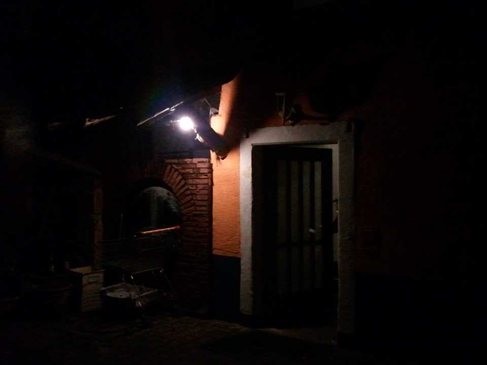 Eingang bei Nacht über den Hintereingang Hotel Maurer