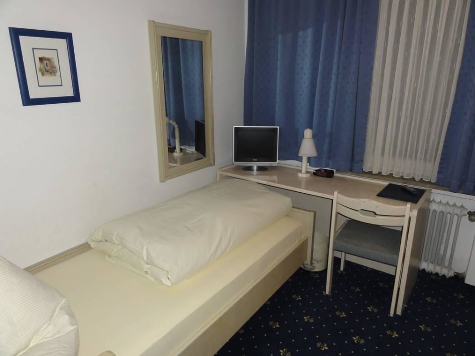 Blick vom Flur ins Einzelzimmer Hotel Luitpold