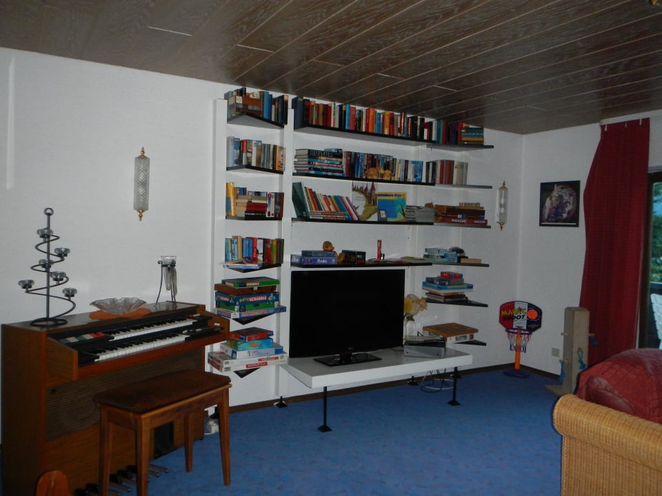 Aufenthaltsraum für alle m. Bücher und Fernseher Gästehaus Falkenau