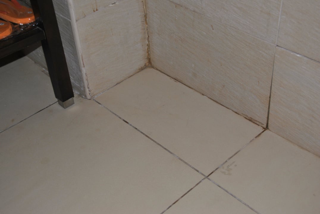 Verschimmelte Fliesenfugen  Anantara The Palm Dubai Resort