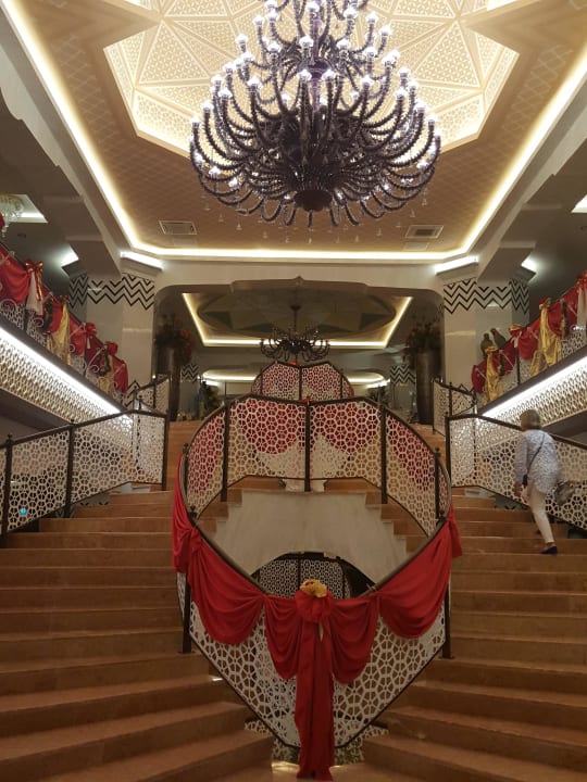 Treppenabgang zum Restaurant  Royal Taj Mahal Hotel