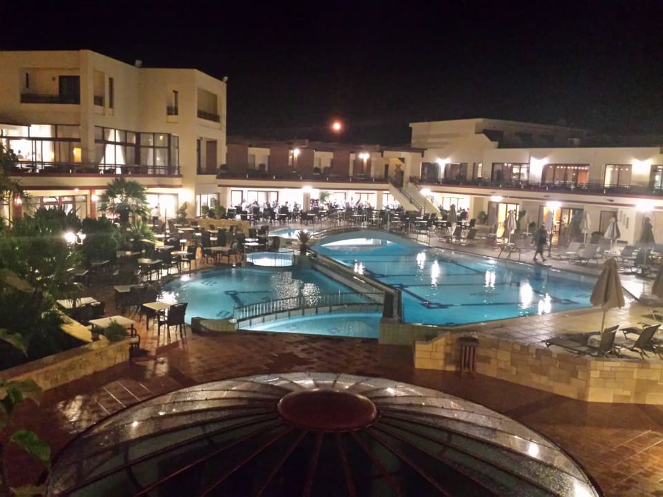 Poolanlage abends Vantaris Palace
