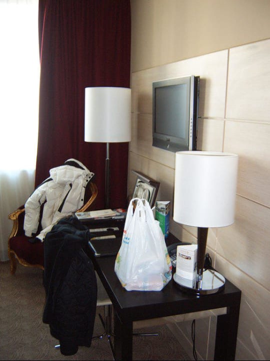 Fernseher mit Abstelltisch Lindner Hotel Vienna Am Belvedere, part of JdV by Hyatt