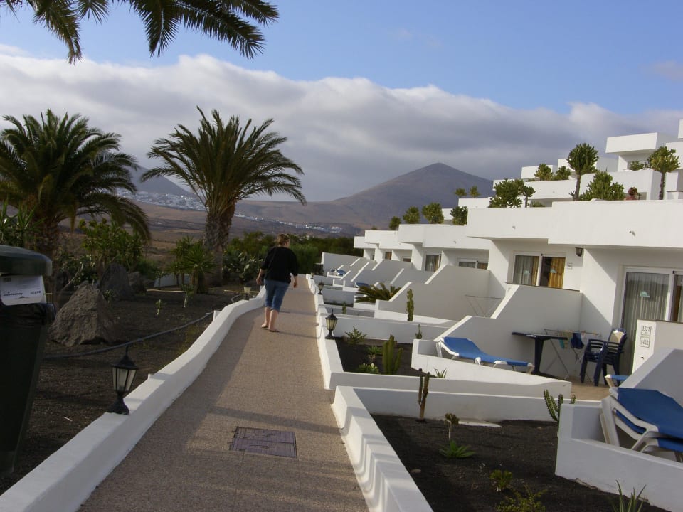Links ein Teil vom Garten, rechts zu den Appartements Hotel Floresta
