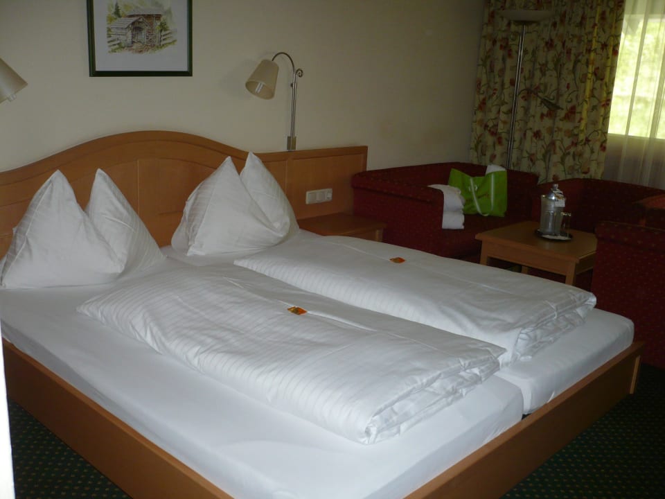 Bett im Familienstudiozimmer 305 Hotel Alte Post