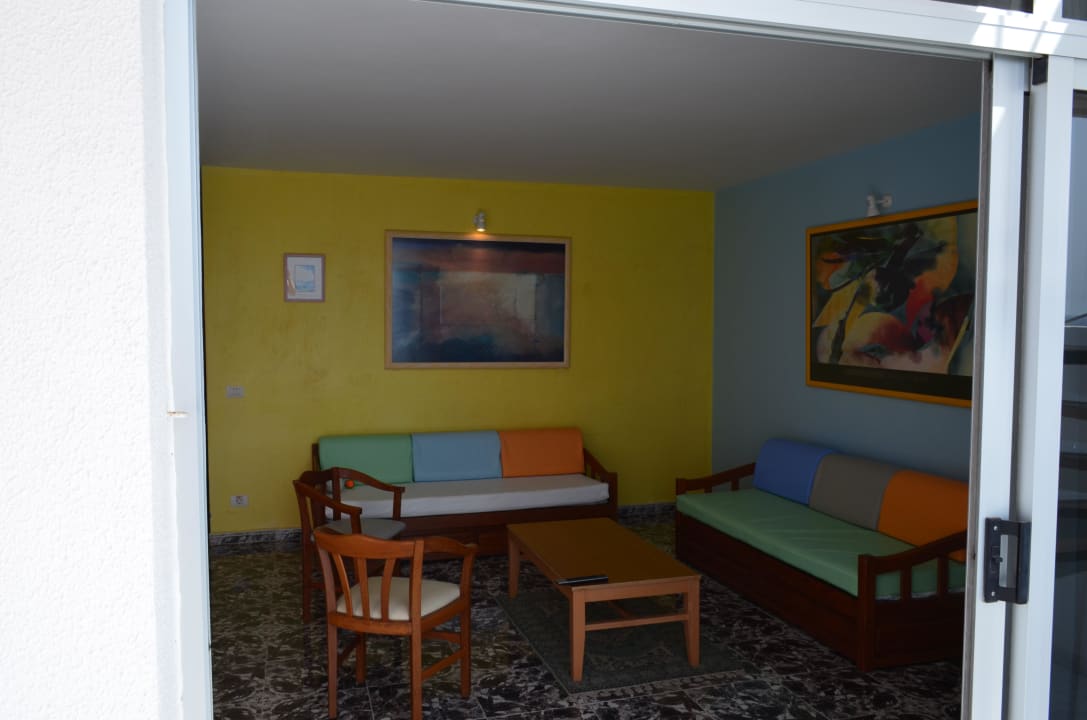 Wohnzimmer mit kleiner Einbauküche Hotel Europalace