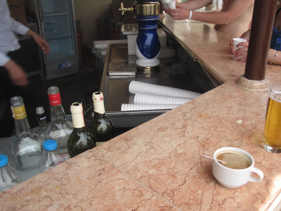 Lecker Styropor-Becher Senza Sunset Beach Hotel