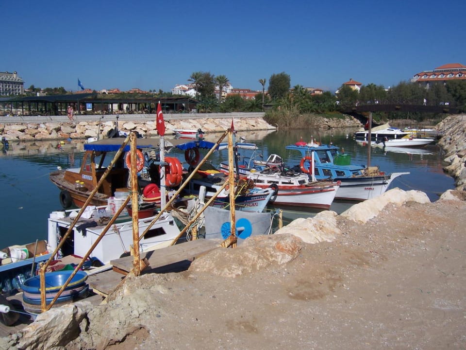 Die kleinen Fischerboote Grand Seker Hotel