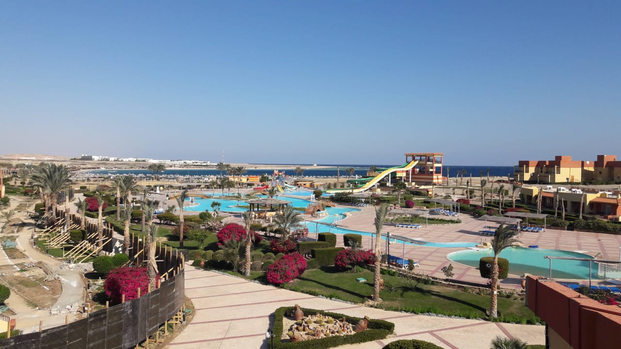 Blick auf einen Teil der Hotelanlage Malikia Resort Abu Dabbab