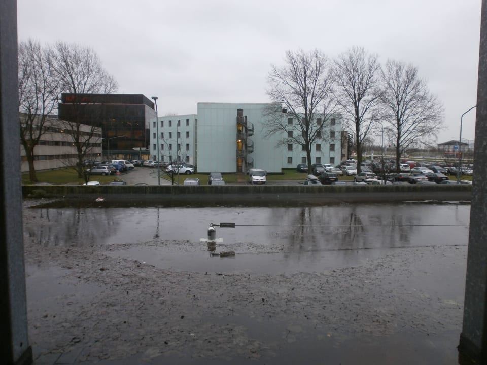 Blick zum anderen Ibis Hotel aus dem Zimmer ibis budget Amsterdam Airport