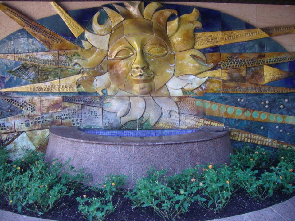 Brunnen draußen vor dem Eingang Hotel Playa Golf